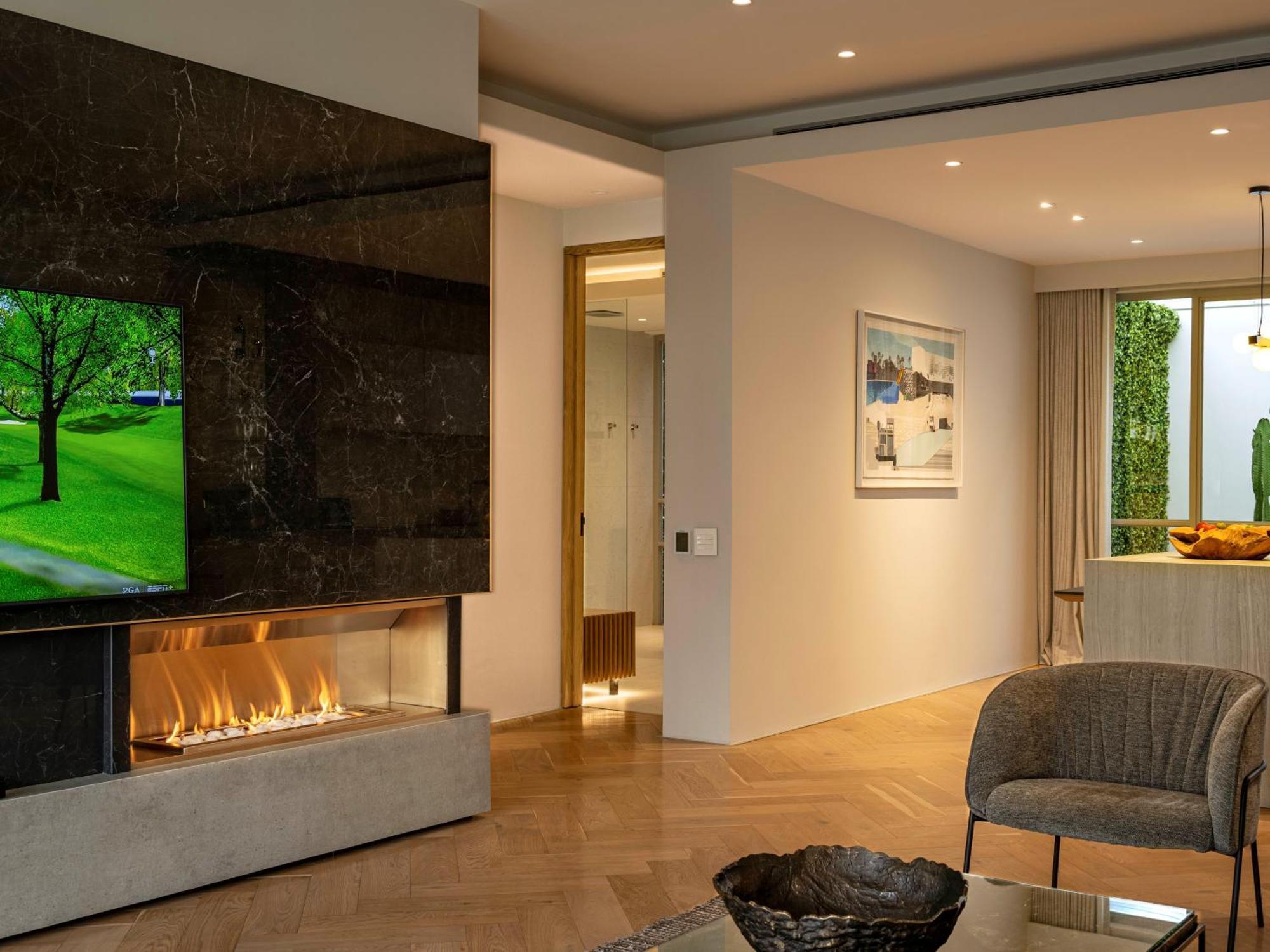 South Beach Camps Bay Boutique Hotel Ciudad del Cabo Exterior foto A fireplace with a TV integrated into the wall