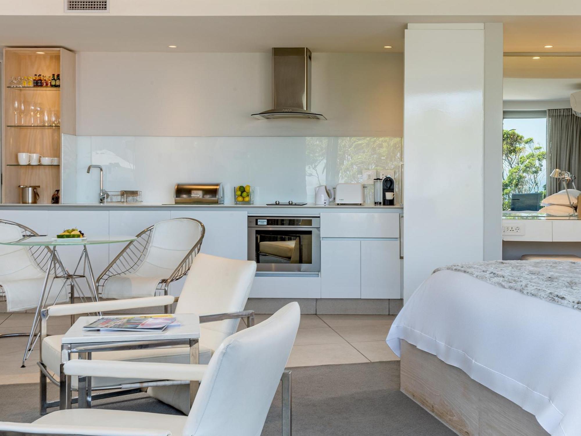 South Beach Camps Bay Boutique Hotel Ciudad del Cabo Exterior foto A kitchen in a hotel suite